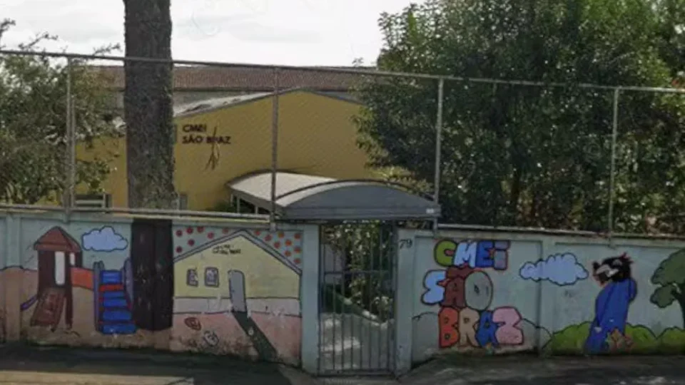 Homem armado com faca faz crianças reféns em escola de Curitiba