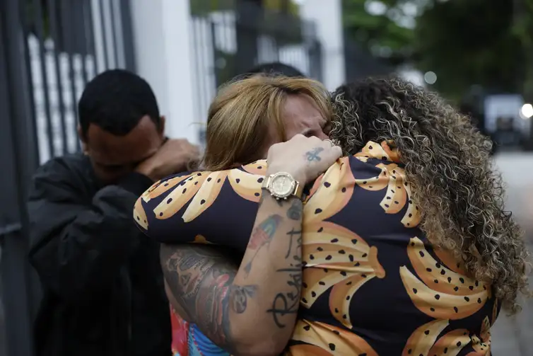 Raquel Rodrigues se emociona ao fazer reconhecimento do corpo do filho, Yago Ravel Rodrigues Rosário, encontrado decapitado, um dos mortos na Operação Contenção, no Instituto Médico Legal. Foto: Fernando Frazão/Agência Brasil