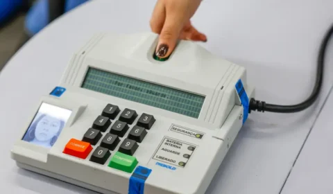 PF investiga uso de broches com câmera para gravar votos; acompanhe as principais notícias