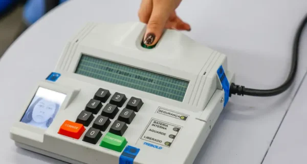 PF investiga uso de broches com câmera para gravar votos; acompanhe as principais notícias