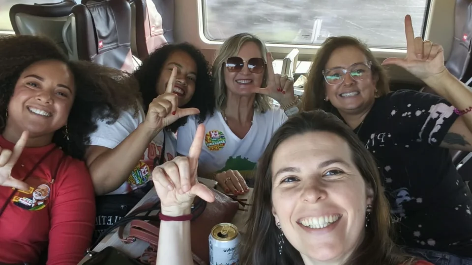 Brasileiros viajam centenas de quilômetros para tentar impedir vitória de Flávio Bolsonaro