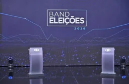 Flávio Bolsonaro diz que não irá ao debate na Band, e emissora afirma que púlpito ficará vazio