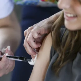 Desinformação faz com que só 5% das crianças sejam protegidas da covid