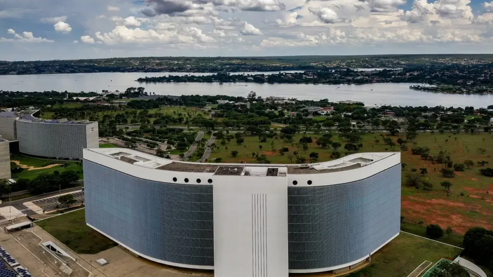 TSE determina isonomia após IA da Meta barrar imagens de Lula