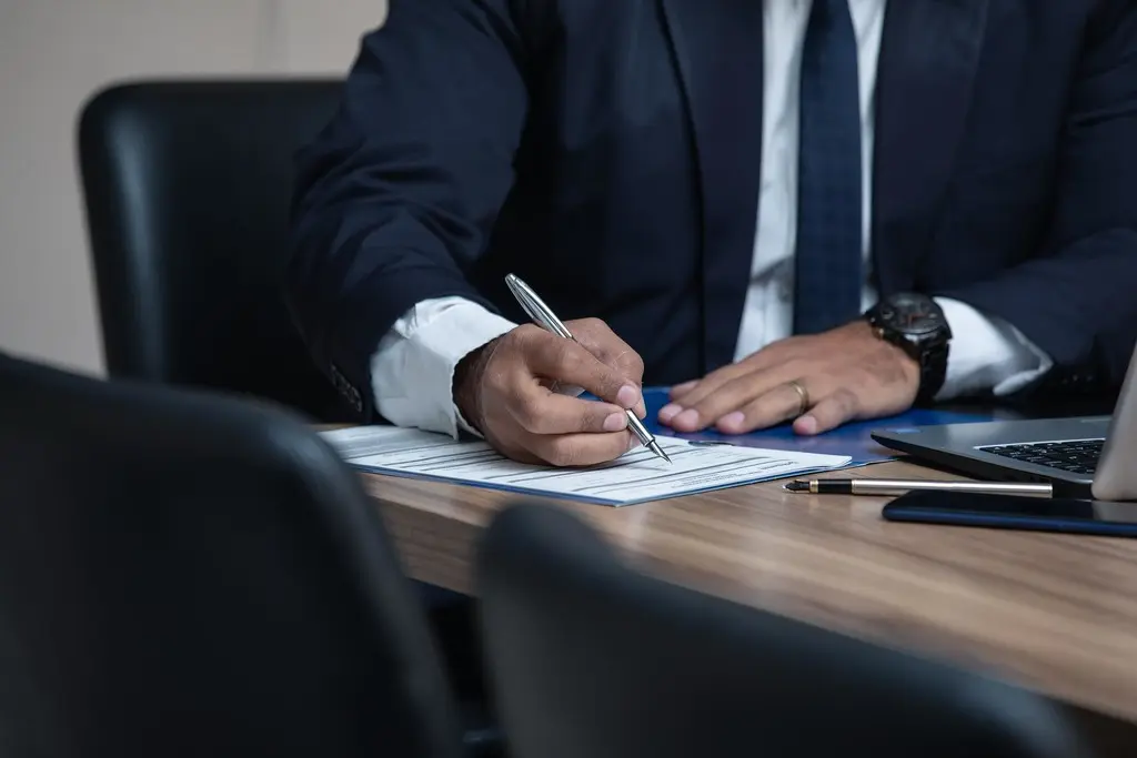 Conferir fontes, revisar fundamentos e avaliar o caso continuam sendo etapas indispensáveis no uso de uma IA jurídica. Foto: Pixabay