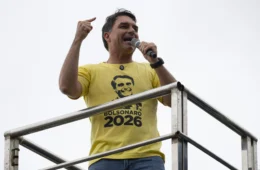 Flávio Bolsonaro promete tesouraço e histórico inclui votos contra ampliação do BPC