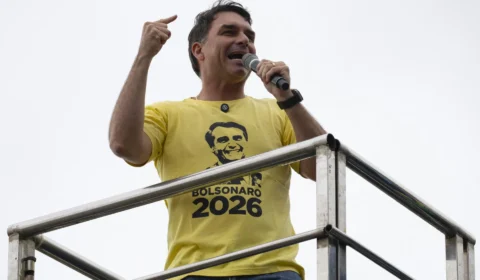 Flávio Bolsonaro promete tesouraço e histórico inclui votos contra ampliação do BPC
