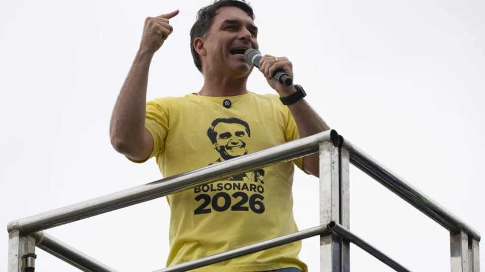 Flávio Bolsonaro promete tesouraço e histórico inclui votos contra ampliação do BPC