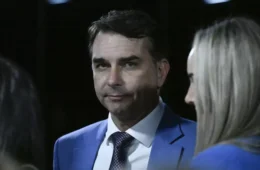 Deputados do PT pedem prisão preventiva de Flávio Bolsonaro e alerta vermelho da Interpol
