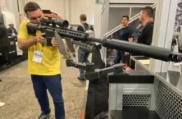 Flávio indica retomar agenda armamentista do pai e promete acesso a armas para legítima defesa