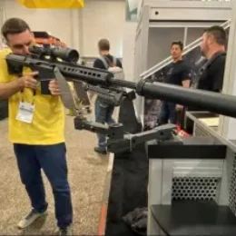 Flávio indica retomar agenda armamentista do pai e promete acesso a armas para legítima defesa