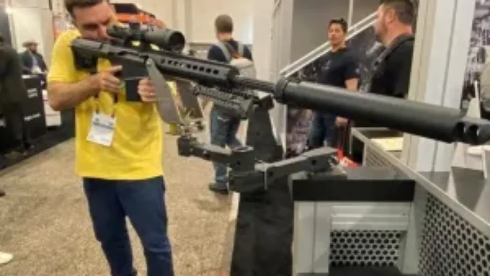 Flávio indica retomar agenda armamentista do pai e promete acesso a armas para legítima defesa