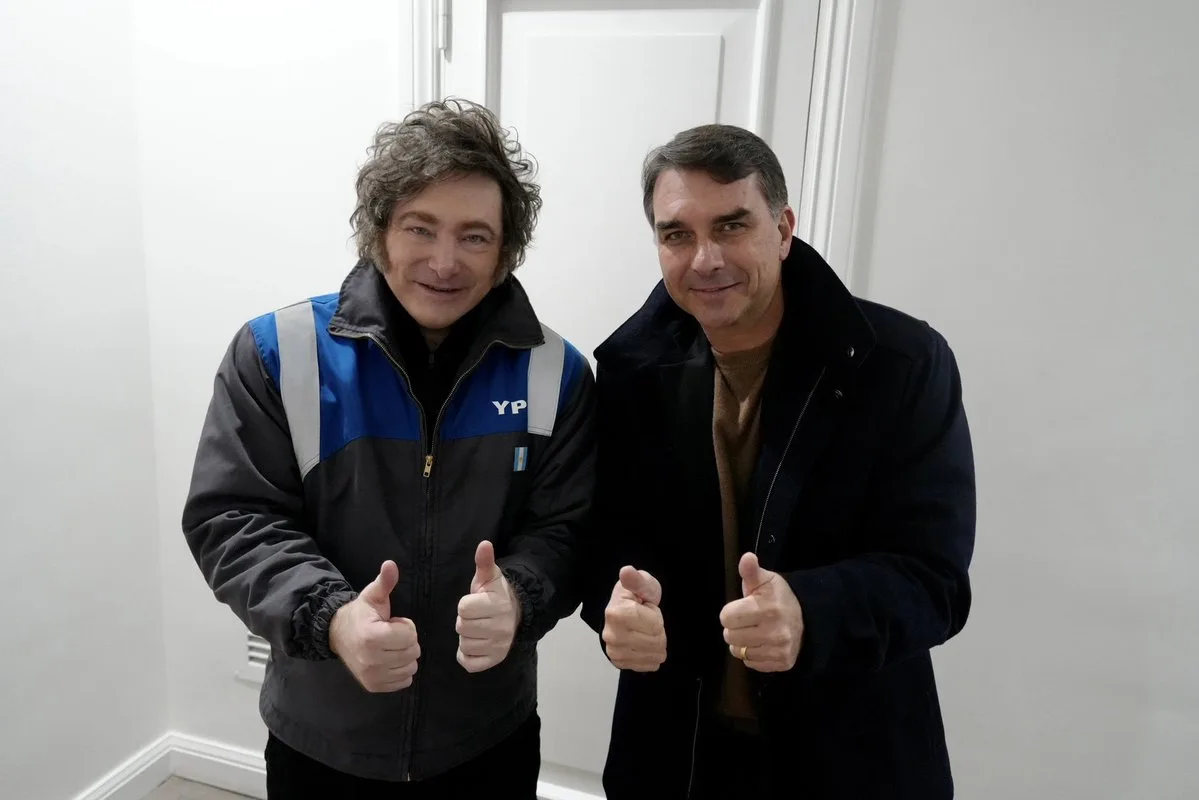 Imagem postada pelo presidente Javier Milei com o senador Flávio Bolsonaro | Crédito: X/Javier Milei