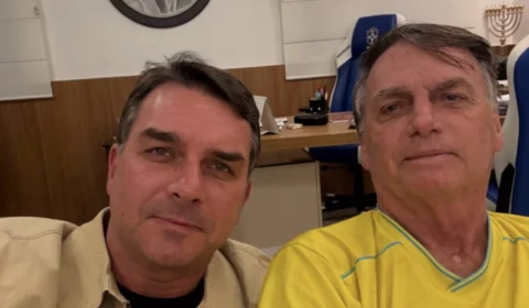 Moraes autoriza visitas de Flávio Bolsonaro ao pai, mas mantém veto a declarações políticas