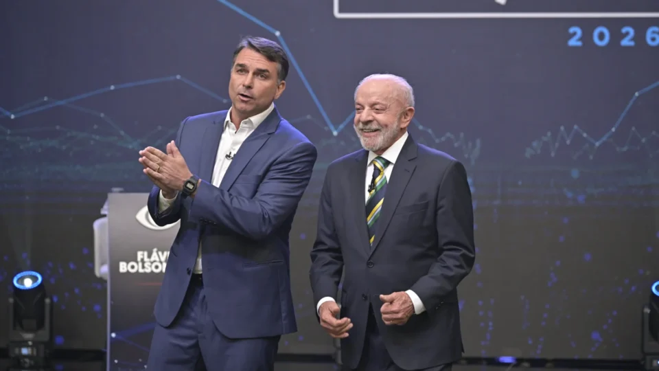 Flávio foge de perguntas sobre Vorcaro, patrimônio e pandemia em debate