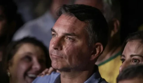 Flávio Bolsonaro desiste de pedir anulação das eleições depois de ser convencido por aliados