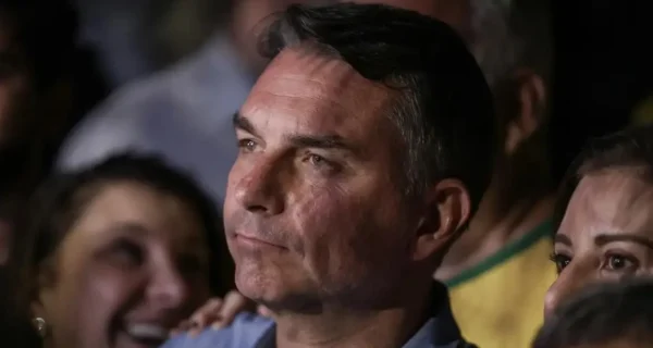 Flávio Bolsonaro desiste de pedir anulação das eleições depois de ser convencido por aliados