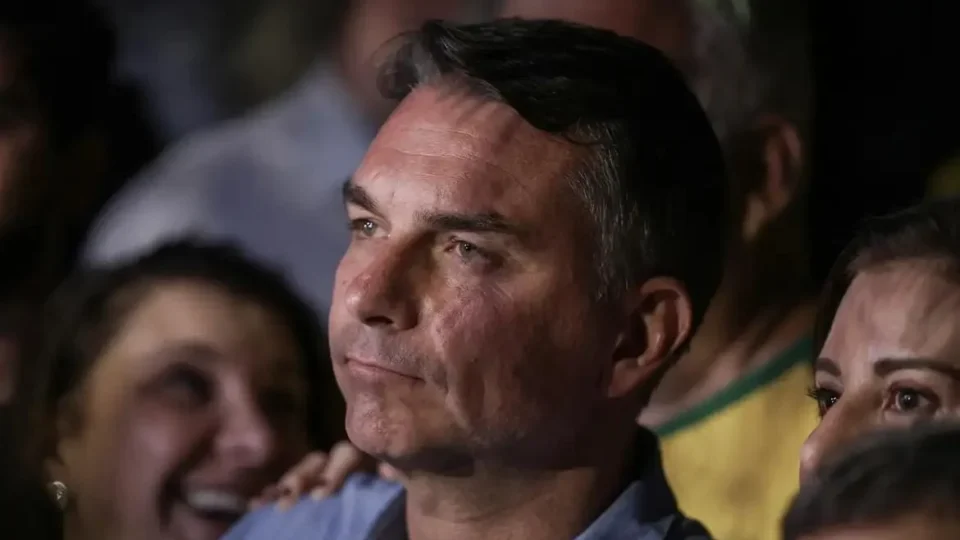 Flávio Bolsonaro desiste de pedir anulação das eleições depois de ser convencido por aliados