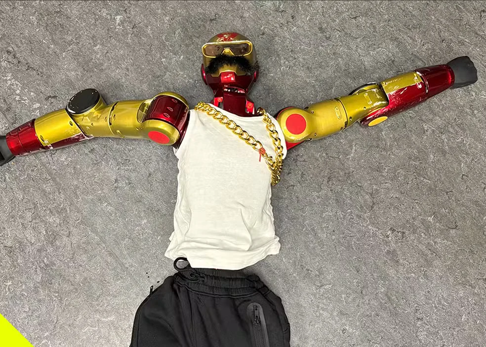 Robô que teria sido usado para assediar uma adolescente na Alemanha foi apreendido pela polícia. O equipamento tem 1,2 metro de altura e é vermelho e dourado. — Foto: Reprodução/Polizei NRW K