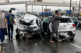 Motorista de ônibus morre ao volante e provoca engavetamento com 22 veículos na Via Dutra