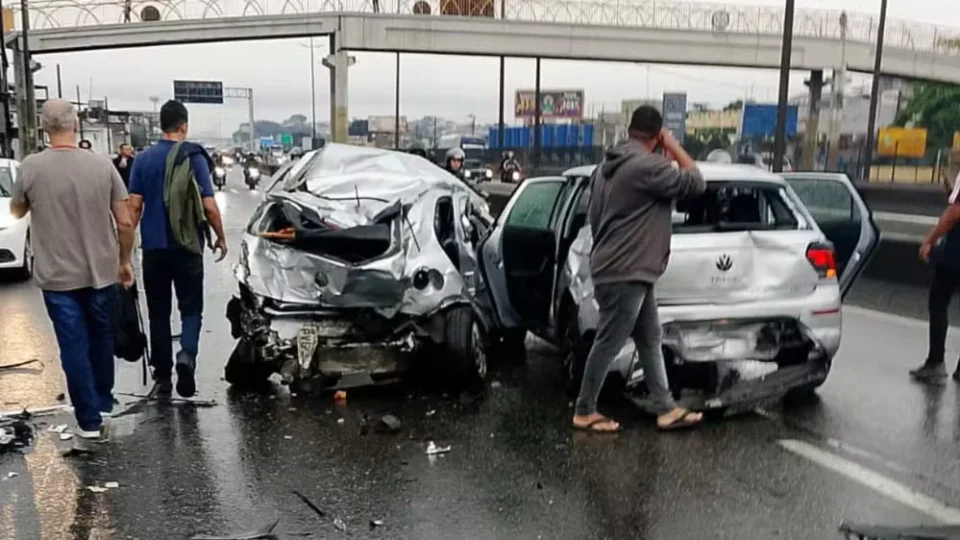 Motorista de ônibus morre ao volante e provoca engavetamento com 22 veículos na Via Dutra