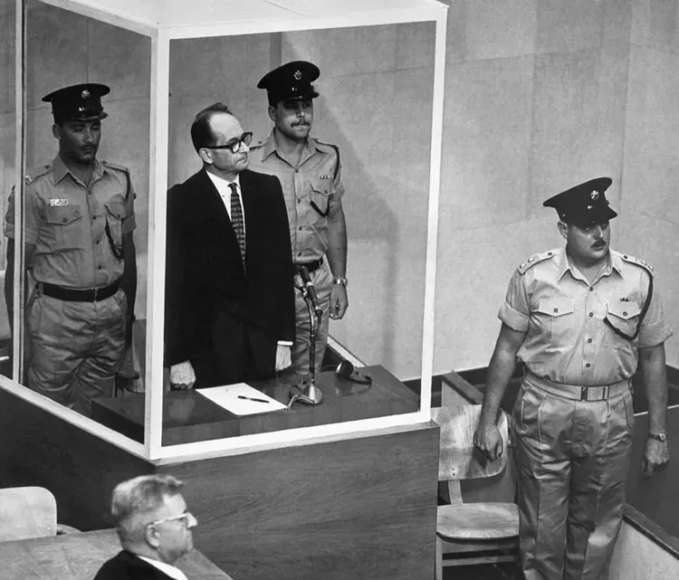 Adolf Eichmann na cabine de vidro durante o seu julgamento em Jerusalém (1961)