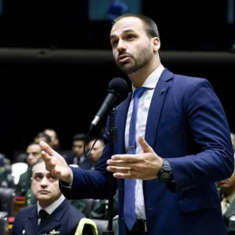 Eduardo Bolsonaro fala em enviar tropas dos EUA ao Brasil se Flávio perder eleição