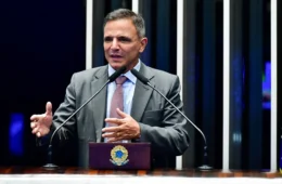 Porta-voz de Flávio propôs congelar salário mínimo e cortar verbas obrigatórias de saúde e educação