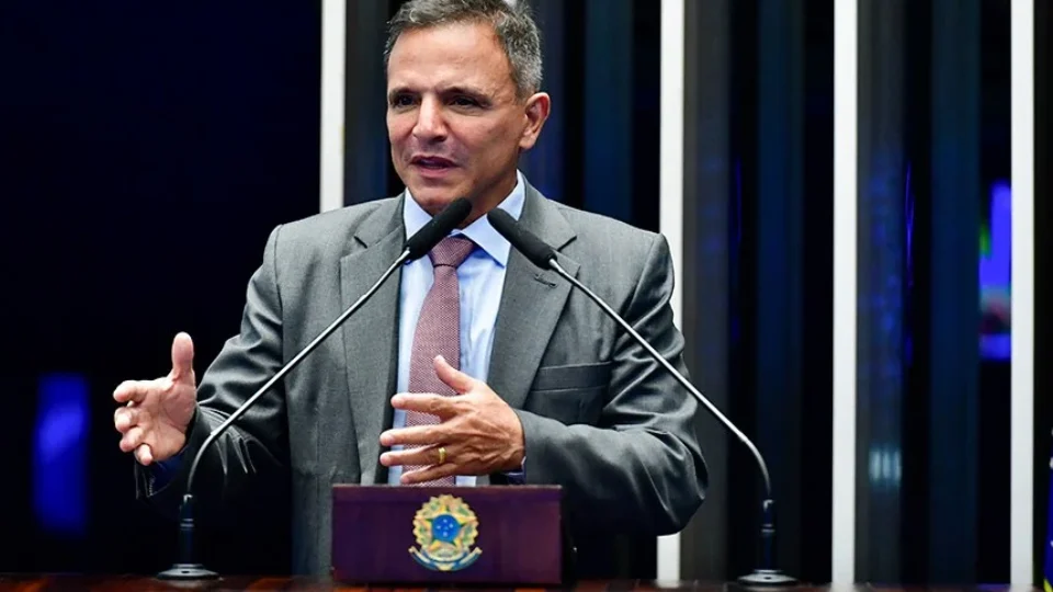 Porta-voz de Flávio propôs congelar salário mínimo e cortar verbas obrigatórias de saúde e educação