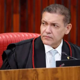 Kassio só vai liberar em 48 horas canal de Janones, mas poupa o de Flávio Bolsonaro