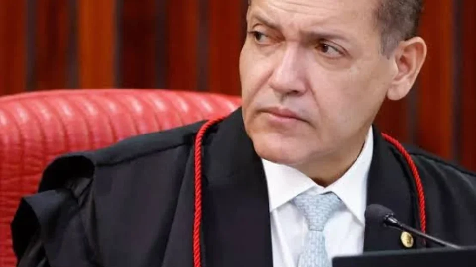 Kassio só vai liberar em 48 horas canal de Janones, mas poupa o de Flávio Bolsonaro