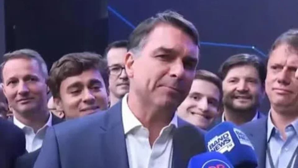 Flávio lidera em mentiras no debate, apontam agências de checagem