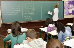 Justiça condena escola por demitir professora após debate sobre política e democracia