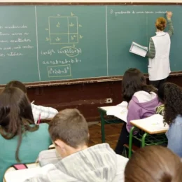 Justiça condena escola por demitir professora após debate sobre política e democracia