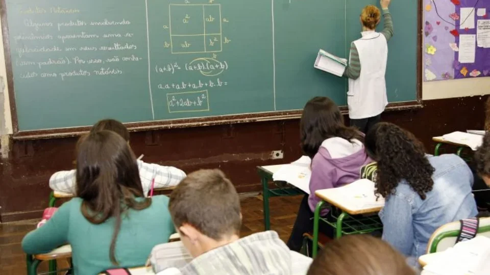 Justiça condena escola por demitir professora após debate sobre política e democracia