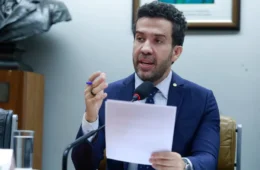 Janones diz que ‘Exército do Lula’ deve cair hoje por decisão do TSE