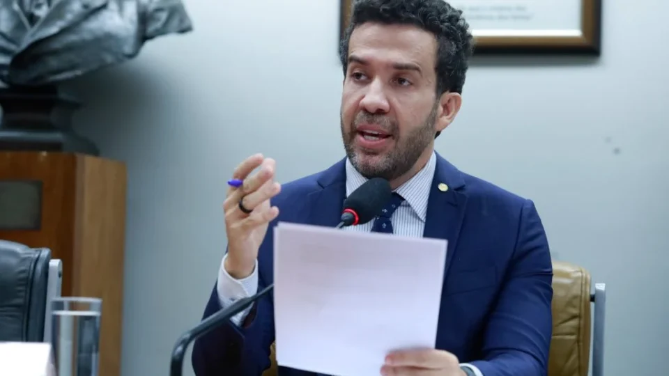 Janones diz que ‘Exército do Lula’ deve cair hoje por decisão do TSE
