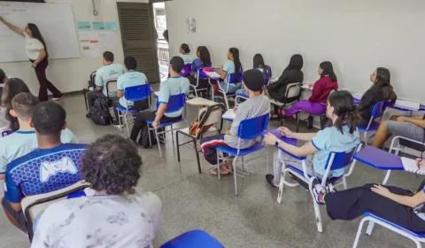 Gestão Tarcísio exonera professoras com regra da ditadura na rede estadual de SP
