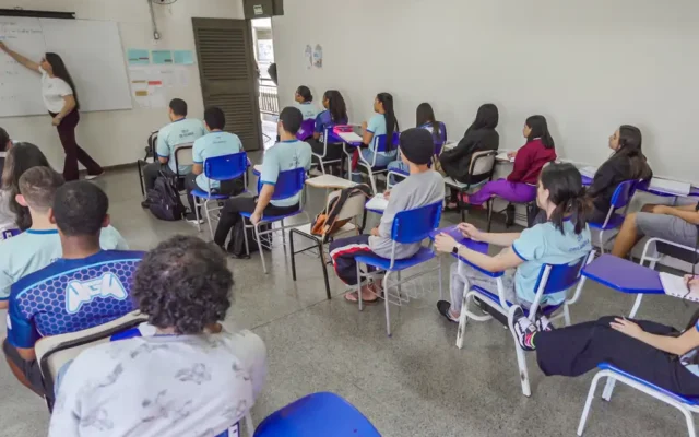 Gestão Tarcísio exonera professoras com regra da ditadura na rede estadual de SP