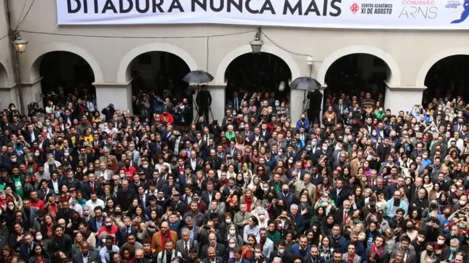 Datafolha: sobe a 73% os que dizem preferir democracia; índice era de 69% em 2024
