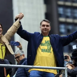 Flávio Bolsonaro promete implantar sistema de proteção a mulheres que já existe