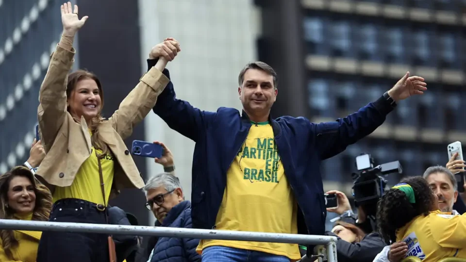Flávio Bolsonaro promete implantar sistema de proteção a mulheres que já existe