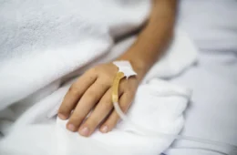 Criança à espera de transplante e pacientes com câncer avançado sofrem com atraso da Anvisa