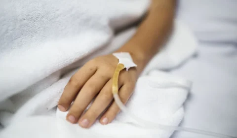 Criança à espera de transplante e pacientes com câncer avançado sofrem com atraso da Anvisa