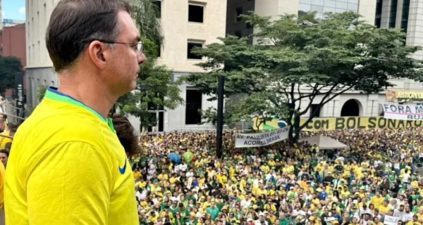 Fuga de Flávio Bolsonaro amplia histórico de bolsonaristas que deixaram o Brasil