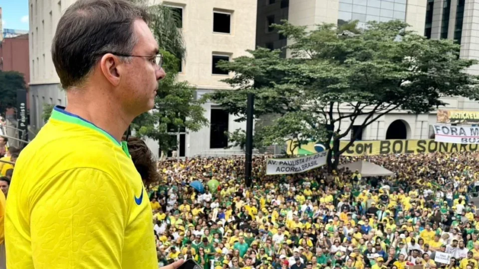 Fuga de Flávio Bolsonaro amplia histórico de bolsonaristas que deixaram o Brasil