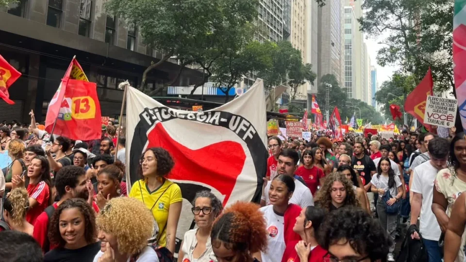 Vitória histórica contra a extrema direita faz Brasil virar herói antifascista mundial