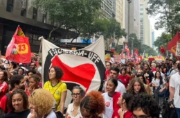 Medo de perder direitos leva milhares de estudantes às ruas contra Flávio Bolsonaro
