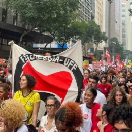Medo de perder direitos leva milhares de estudantes às ruas contra Flávio Bolsonaro