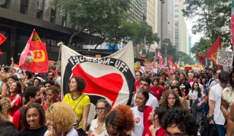 Medo de perder direitos leva milhares de estudantes às ruas contra Flávio Bolsonaro